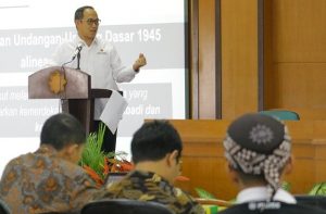 Narasumber sedang menyampaikan pemaparan materinya.
