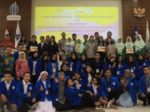 Panitia dan pemenang berfoto bersama