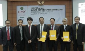 Para Guru Besar berfoto bersama Rektor UMY dan Kepala LL Dikti Wil V