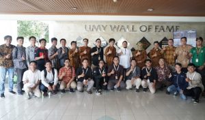 Panitia berfoto bersama Rektor UMY