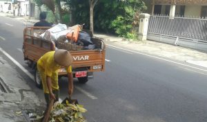Petugas pengambil sampah rutin ambil sampah