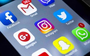 Media sosial menjadi tantangan tersendiri dalam masyarakat.