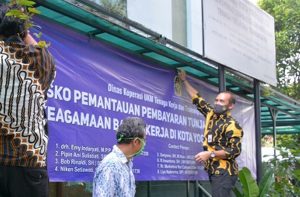 Pemasangan spanduk posko
