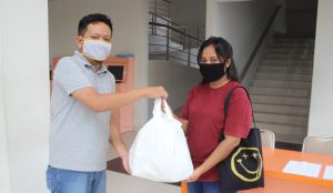 Penyerahan bantuan bagi mahasiswa UMBY.