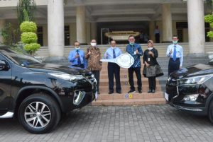 Penyerahan secara simbolis bantuan.