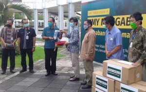 Rektor UMY saat menyerahkan APD produksi kampus.