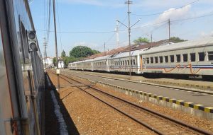 Gerbong penumpang saat terparkir di stasiun.