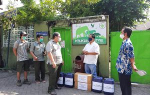 Penyerahan donasi dari FKH UGM ke GL Zoo.
