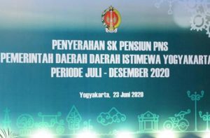 Spanduk papan tentang acara penyerahan SK Pensiun di DIY.