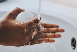 Aktivitas cuci tangan dengan sabun, salah satu PHBS.