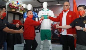 Ketua Umum PSSI, Mochamad Iriawan resmikan jersey away Timnas indonesia.