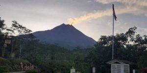 Gunung Merapi terlihat dari pos Babadan