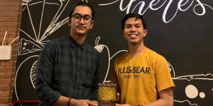 Berfoto dengan salah satu narasumber acara