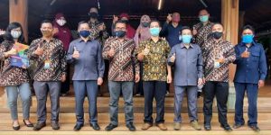 Berfoto bersama usai penandatangan kerja sama