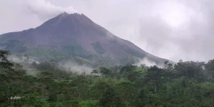 Gunung Merapi terpantau dari PGM Babadan, 2020