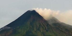 Gunung Merapi terpantau dari CCTV