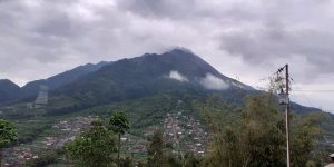 Gunung Merapi terpantau dari PGM Selo, 2020