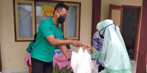 SMP Muhammadiyah berbagi sembako