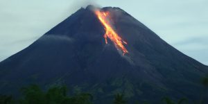 Gunung Merapi mengeluarkan lava pijar terlihat dari Pakem, Kaliurang, Sleman