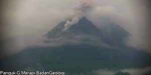 Visual awan panas guguran yang terjadi di puncak Gunung Merapi