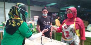 Mahasiswa KKN UMBY melaksanakan program sekolah pasar online bagi pedagang di pasar Sambilegi.