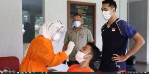 menjalani tes usap PCR dan antigen