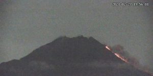 Gunung Merapi mengeluarkan awan panas guguran pada Sabtu, 27 Februari 2021, pukul 19.56 WIB