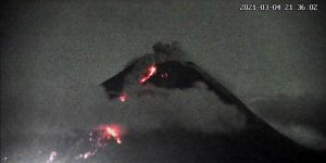 Luncuran awan panas dan lava pijar Merapi terekam CCTV Tunggularum.