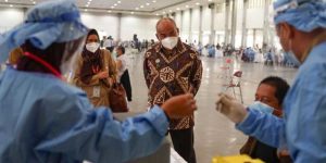 Wagub DIY Paku Alam X tengah meninjau pelaksanaan vaksinasi massal di JEC