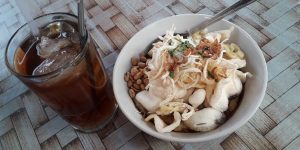 Seporsi bubur ayam siap santap.