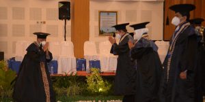 Rektor UNY Prof Sumaryanto (kiri) menghaturkan ucapan selamat kepada 13 Profesor baru,