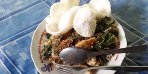 Seporsi menu lotek yang lezat