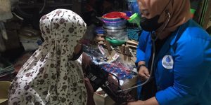 layanan pengecekan tekanan darah bagi para pedagang di Pasar Serangan.