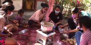 membuat jamu dari rempah-rempah
