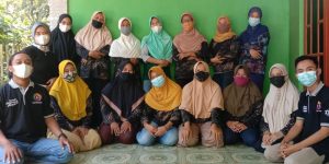 pelatihan pembuatan pupuk organik cair kepada Kelompok Wanita Tani (KWT) di Dusun Bendo