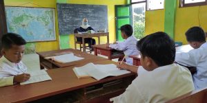 Athi' mengajar di kelas