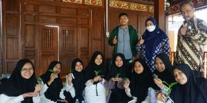 Dosen Agroteknologi UMBY Latih Santri Budidaya Anggrek