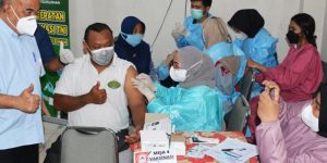 Paku Alam X Tinjau Vaksinasi di Pasar Buah Gemah Ripah Gamping