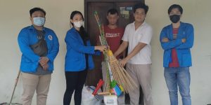 KKN 36 UMBY Serahkan Alat Kebersihan untuk Padukuhan Tilaman