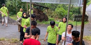 KKN UMBY Lakukan Pemasangan Plang di Dusun Tukung
