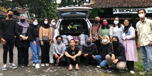 Ngabuburit Berkah, KSR PMI UMBY Berbagi Paket Buka Puasa