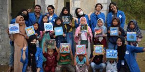 Kurangi Kecanduan Gadget, KKN 29 UMBY Ajarkan Seni Lukis di  Kwiden
