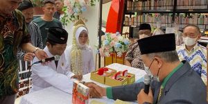 NIKAH BARENG PITULASAN – Usai Akad Nikah, Pengantin Ikut Lomba Makan Kerupuk