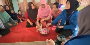 KKN 26 UMBY Olah Mawar Jadi Selai dan Sirup