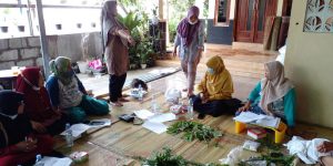 Dosen UMBY Dampingi Dusun Pisangan Kelola Batik Ecoprint