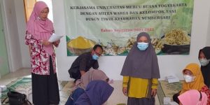 Dosen UMBY Dampingi Warga Tiwir Buat Bubuk Instan Empon-Empon  