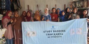Dosen Ekonomi UMBY Dampingi Trini Karya Studi Banding ke Vifas Batik