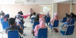 Dosen UMBY Ajak Pedagang Pasar Prambanan Perangi Hoax
