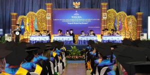 Wisuda UMBY - Kepala LLDIKTI Yogya : Tangkap Peluang Usaha Baru