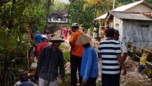 Gotong Royong, Mahasiswa KKN UMBY Bantu Bangun Jalan Dusun